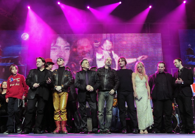 Skoplje, 240110.
Humanitarni koncert odrzan u Skoplju na kome su izvodjaci premijerno pjevali pjesme koje je komponirao Tose Proeski.
Na fotografiji: izvodjaci.
Foto: Maja Zlatevska / CROPIX Skoplje, 240110.
Humanitarni koncert odrzan u Skoplju na kome su izvodjaci premijerno pjevali pjesme koje je komponirao Tose Proeski.
Na fotografiji: izvodjaci.
Foto: Maja Zlatevska / CROPIX