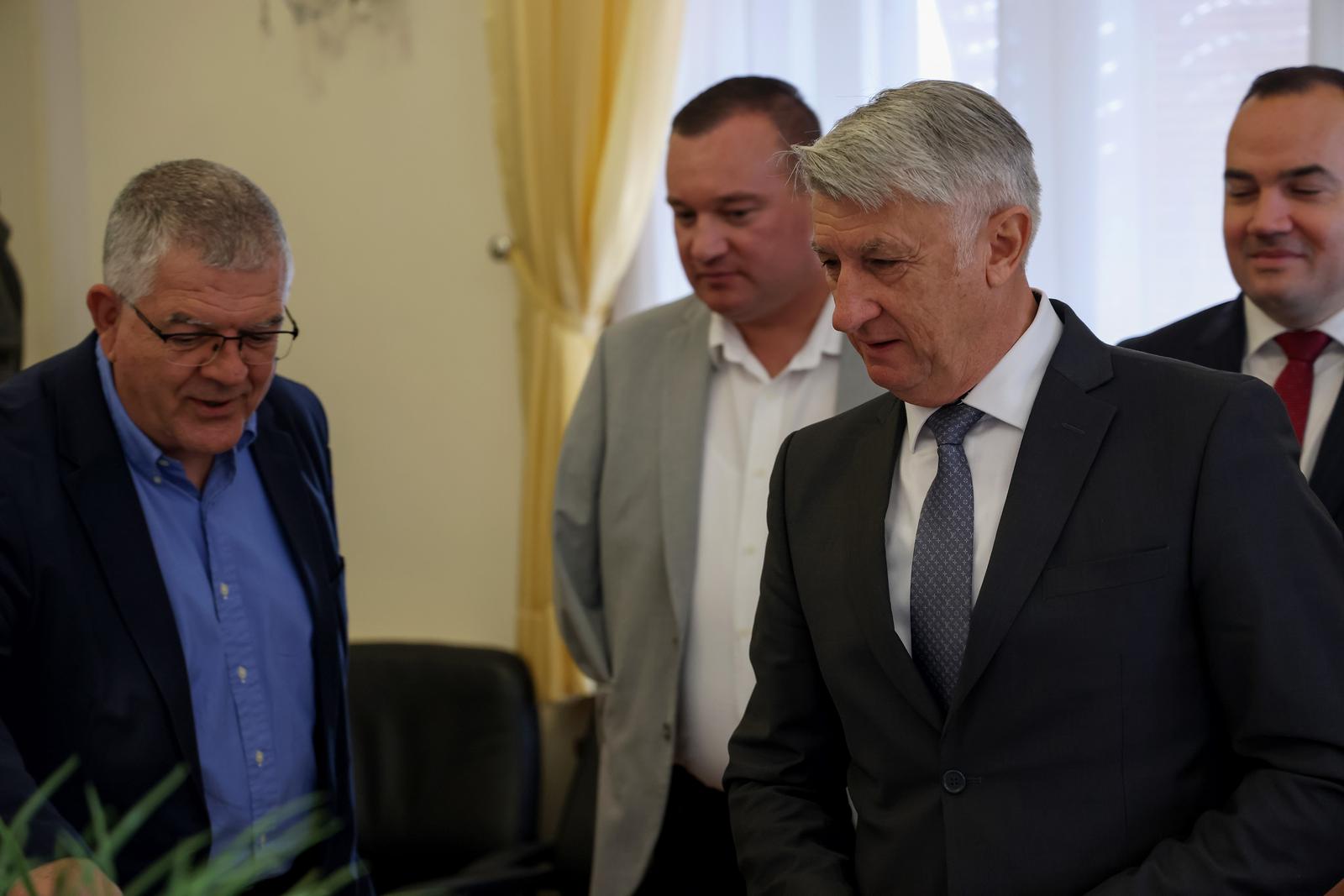 Župan Longin primio predstavnike medija koji prate rad Zadarske županije Župan Longin primio predstavnike medija koji prate rad Zadarske županije