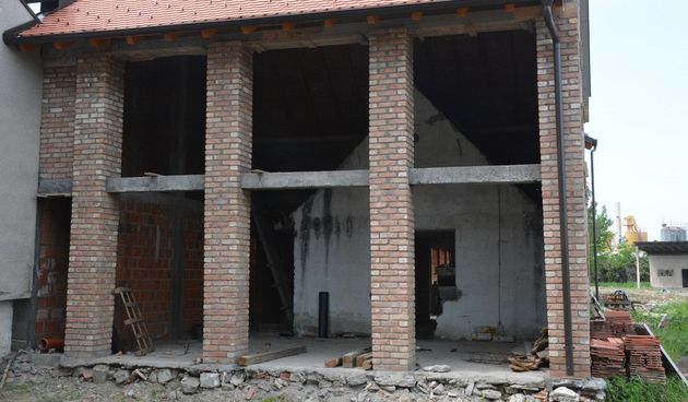 “Kuća u kući”: Nesvakidašnja građevina u Slavonskom Brodu postala prava atrakcija