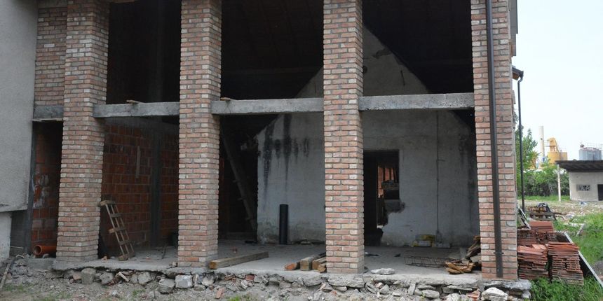 “Kuća u kući”: Nesvakidašnja građevina u Slavonskom Brodu postala prava atrakcija “Kuća u kući”: Nesvakidašnja građevina u Slavonskom Brodu postala prava atrakcija