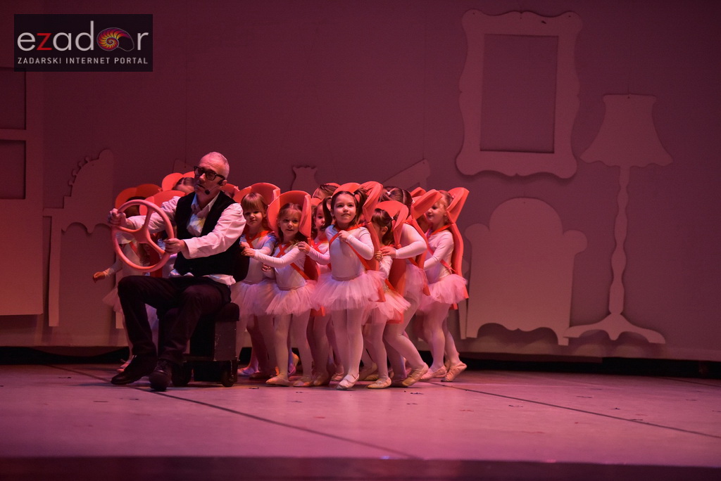 Predstava “Odgojoj” Plesne udruge Gesta u HNK Zadar