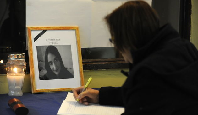 Drnis ,301112.
U srednjoj skoli Ivana Mestrovica ,koju je pohadjala Antonija Bilic postavljena je knjiga zalosti.
Na fotografiji: ucenici i profeosri upisuju se u knjigu.
Foto: Niksa Stipanicev / CROPIX