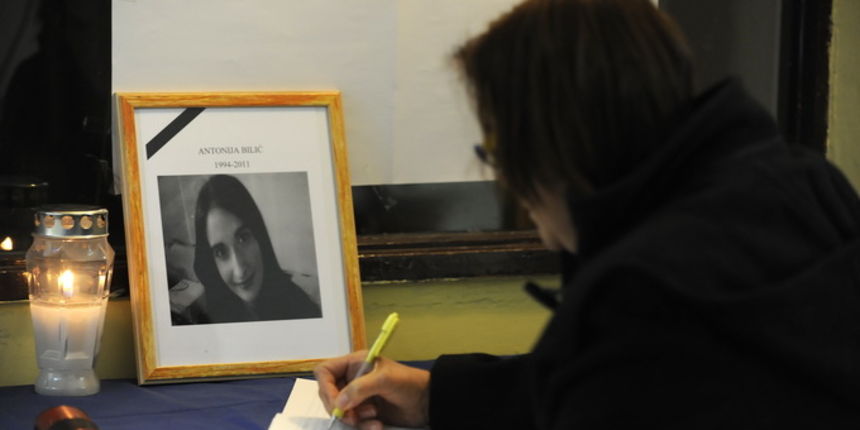 Drnis ,301112.
U srednjoj skoli Ivana Mestrovica ,koju je pohadjala Antonija Bilic postavljena je knjiga zalosti.
Na fotografiji: ucenici i profeosri upisuju se u knjigu.
Foto: Niksa Stipanicev / CROPIX