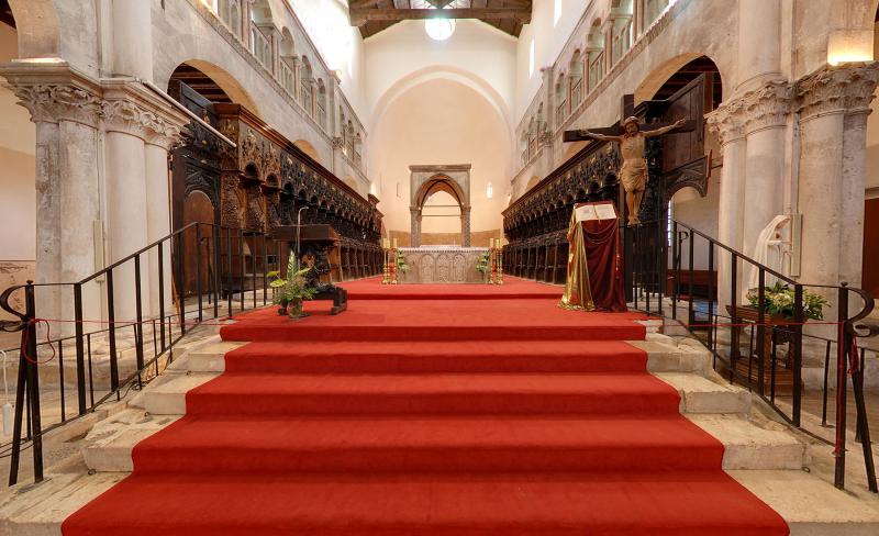 Katedrala sv. Stosije. Danasnja katedrala je trobrodna romanicka gradjevina, ujedno i najveca crkva u Dalmaciji. Unutrasnjost katedrale je monumentalna. Photo: Dino Stanin/PIXSELL