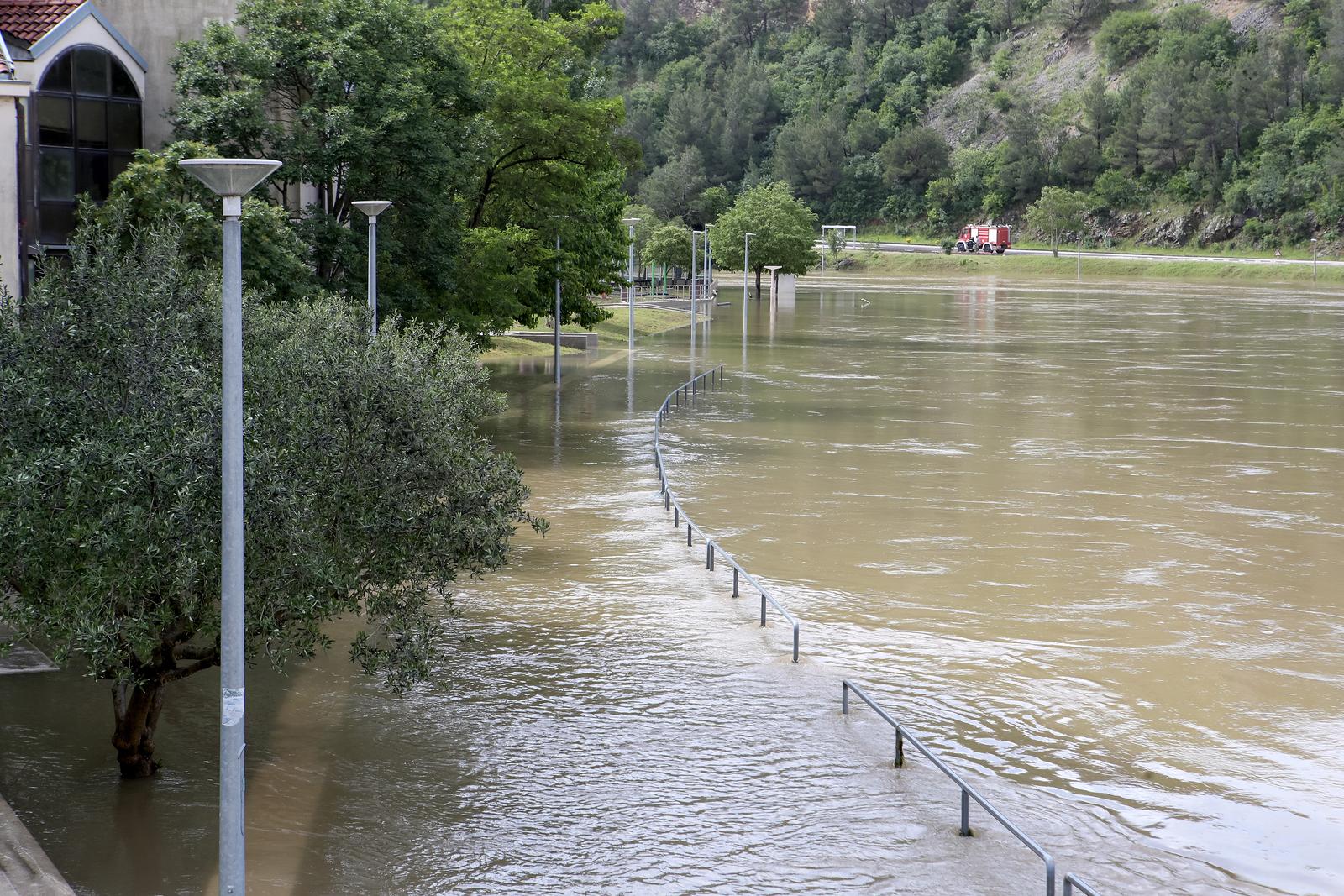 Obrovac: Poplava se polako povlači, stanovnici spašavaju stvari iz domova