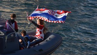 Svečani doček zadarskih Vatrenih: Jedrenjakom Branimir plovili od Gradskog mosta do gata na zadarskoj rivi