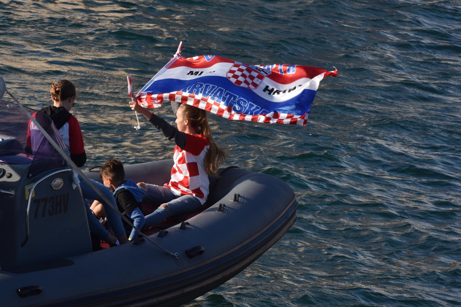 Svečani doček zadarskih Vatrenih: Jedrenjakom Branimir plovili od Gradskog mosta do gata na zadarskoj rivi