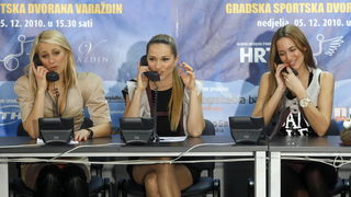 Varazdin, 051210.
U gradskoj sportskoj dvorani na Dravi odrzava se humanitarna akcija “U rukama andjela” u kojoj se skuplja novac za projekt Asistent u nastavi.
Na koncertu nastupaju Bambi Molesters, Feminem
Gibonni, Jaques, Klapa Kampanel, Lana Jurcevic,