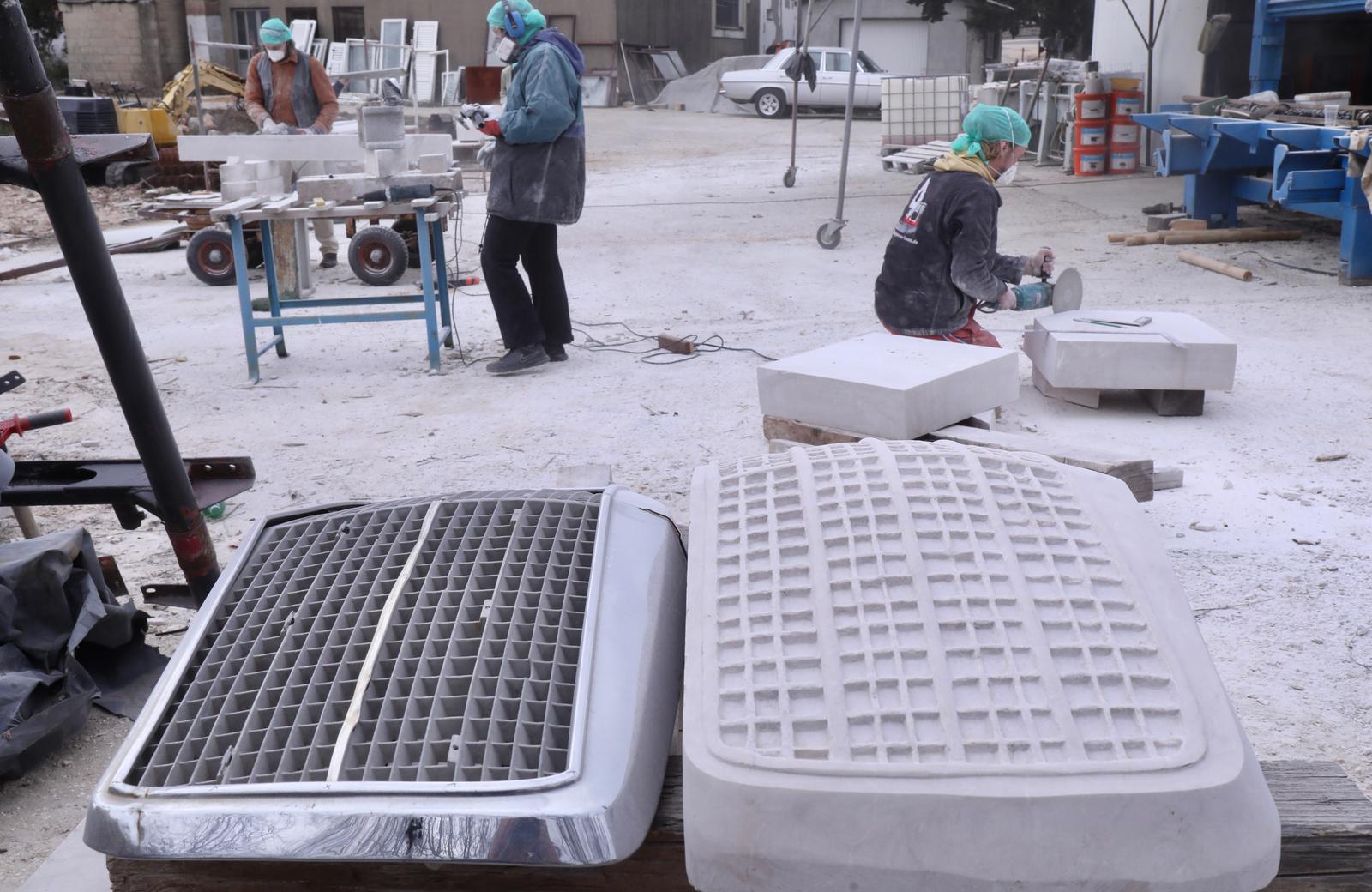 Mladi europski kipari stigli u Imotski, punom parom rade spomenik kultnom Mercedesu Mladi europski kipari stigli u Imotski, punom parom rade spomenik kultnom Mercedesu