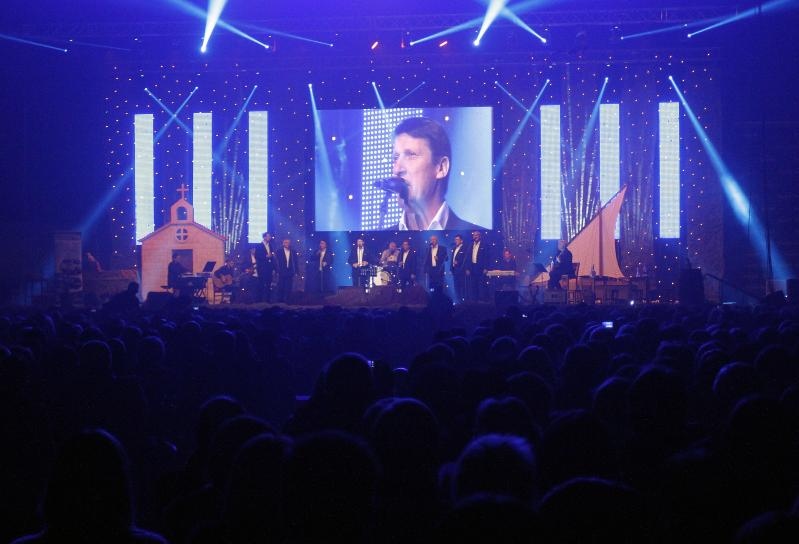 Tomislav Bralić i klape Intrade sinoć su održali koncert u prepunoj Spaladium areni u Splitu, foto: Tino Jurić/ PIXSELL Tomislav Bralić i klape Intrade sinoć su održali koncert u prepunoj Spaladium areni u Splitu, foto: Tino Jurić/ PIXSELL