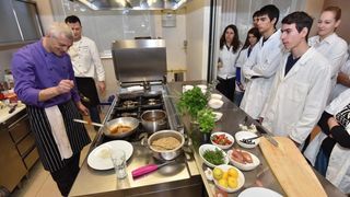 Zadar – Na prezentaciji u Impact centru Kuhar Renato Kraljev pripremao je zajedno s ucenicima tri slana i tri slatka jela s jagodama. Projektom se zeli povecati interes za uzgoj i konzumaciju jagoda u Zadarskoj zupaniji. Photo: Dino Stanin/PIXSELL Autor