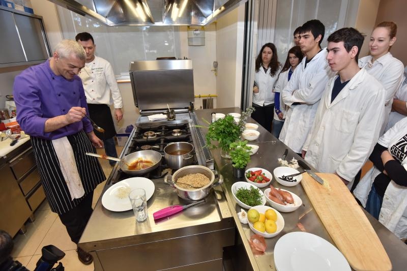 Zadar – Na prezentaciji u Impact centru Kuhar Renato Kraljev pripremao je zajedno s ucenicima tri slana i tri slatka jela s jagodama. Projektom se zeli povecati interes za uzgoj i konzumaciju jagoda u Zadarskoj zupaniji. Photo: Dino Stanin/PIXSELL Autor