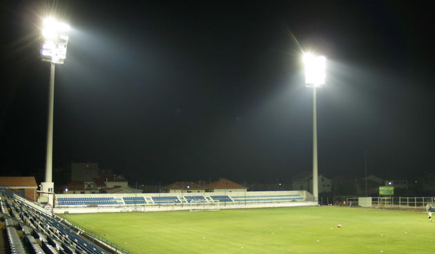 Upaljeni reflektori u Stanovima