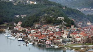 Skradin romantičan mediteranski grad na desnoj obali rijeke Krke Skradin romantičan mediteranski grad na desnoj obali rijeke Krke