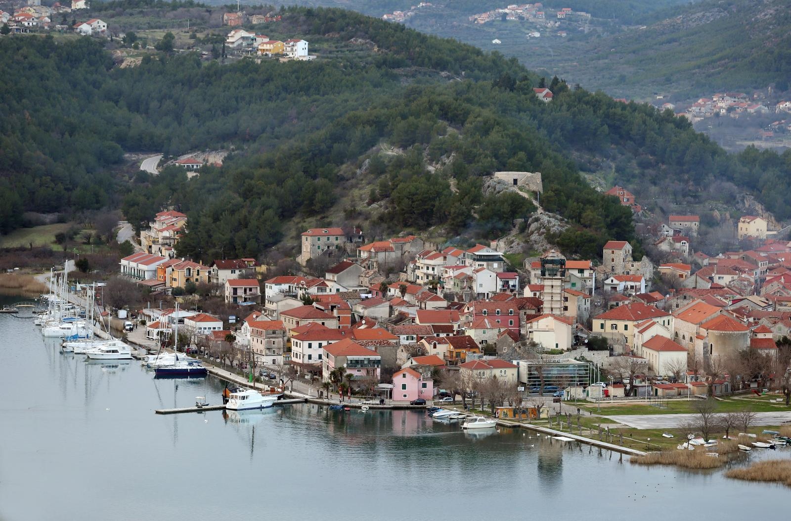 Skradin romantičan mediteranski grad na desnoj obali rijeke Krke Skradin romantičan mediteranski grad na desnoj obali rijeke Krke
