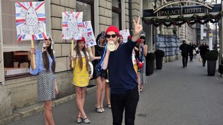 Zagreb, 231111.
Rodnik bend designer koji ce svoje kreacije pokazati na sutrasnjem Fashion weeku izveo je protesni performans u Umjetnickom paviljonu i Zrinjevcu. Manekenke u Rodnikovim modelima  nakratko su prekinule ambijentalni izlozbeni projekt Ante R