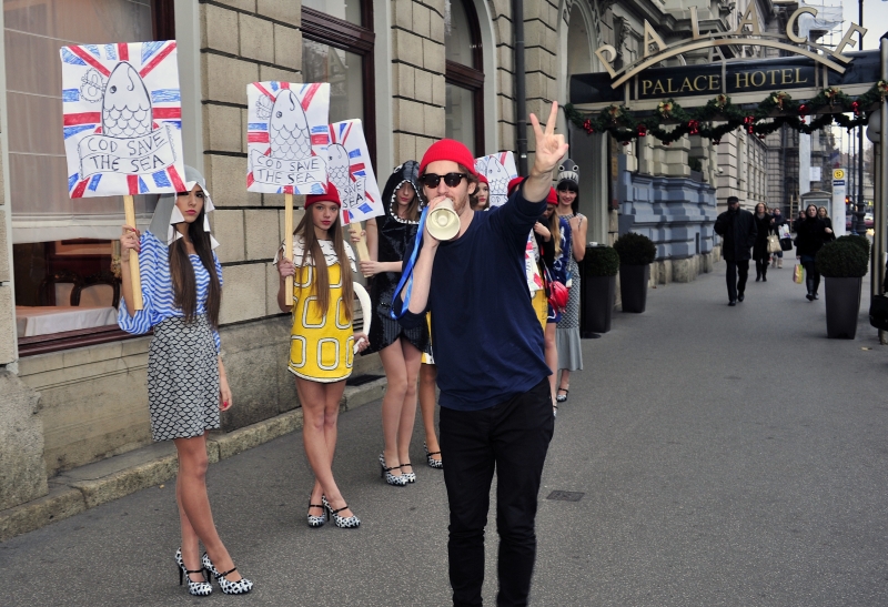 Zagreb, 231111.
Rodnik bend designer koji ce svoje kreacije pokazati na sutrasnjem Fashion weeku izveo je protesni performans u Umjetnickom paviljonu i Zrinjevcu. Manekenke u Rodnikovim modelima  nakratko su prekinule ambijentalni izlozbeni projekt Ante R