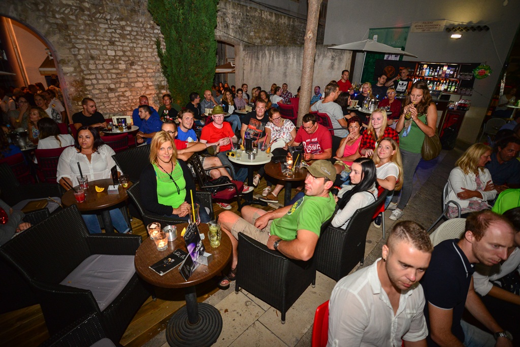Klapa Contra oduševila u Teatro Baru i Zlatnom kutiću. Foto: Iva Perinčić Klapa Contra oduševila u Teatro Baru i Zlatnom kutiću. Foto: Iva Perinčić