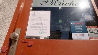 23.07.2013., Zadar – Zbog viska od 128 kn u blagajni, inspektori su jutros zapecatili ugostiteljski objekt “Macho” u centru grada. Vlasnicima iz Njemacke takodjer je izrecena novcana kazna od 20 000 kn. Oni najavljuju zalbu sudu u Strazburu. Photo: Dino
