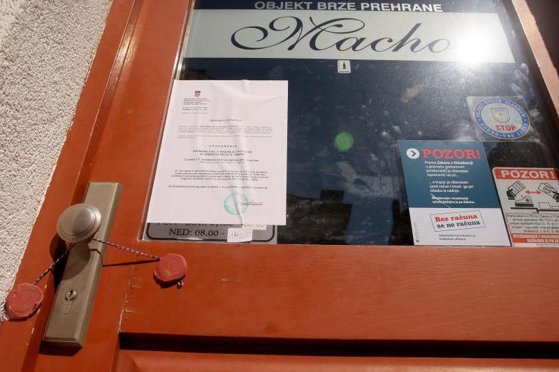 23.07.2013., Zadar – Zbog viska od 128 kn u blagajni, inspektori su jutros zapecatili ugostiteljski objekt “Macho” u centru grada. Vlasnicima iz Njemacke takodjer je izrecena novcana kazna od 20 000 kn. Oni najavljuju zalbu sudu u Strazburu. Photo: Dino