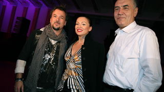 Zagreb, 031209.
Premijera spota za hit singl “Zedjam” Zlatana Stipisica Gibannija u Hrvatskom drzavnom arhivu. Na promociji je Gibonni potpisao ugovor s T Mobilom.
Na slici: Gibonni, Nina Badric i Ivica Mudrinic.
Foto: Sandra Simunovic / CROPIX Zagreb, 031209.
Premijera spota za hit singl “Zedjam” Zlatana Stipisica Gibannija u Hrvatskom drzavnom arhivu. Na promociji je Gibonni potpisao ugovor s T Mobilom.
Na slici: Gibonni, Nina Badric i Ivica Mudrinic.
Foto: Sandra Simunovic / CROPIX