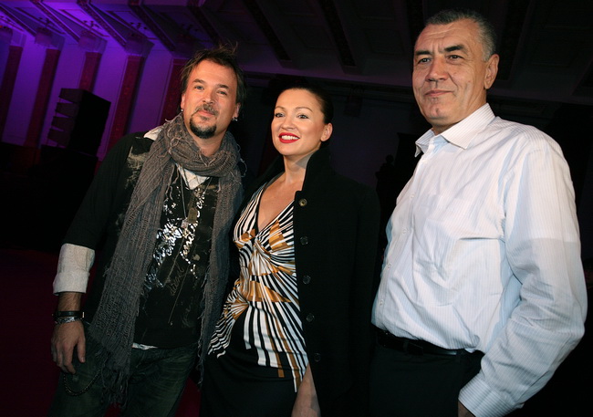 Zagreb, 031209.
Premijera spota za hit singl “Zedjam” Zlatana Stipisica Gibannija u Hrvatskom drzavnom arhivu. Na promociji je Gibonni potpisao ugovor s T Mobilom.
Na slici: Gibonni, Nina Badric i Ivica Mudrinic.
Foto: Sandra Simunovic / CROPIX Zagreb, 031209.
Premijera spota za hit singl “Zedjam” Zlatana Stipisica Gibannija u Hrvatskom drzavnom arhivu. Na promociji je Gibonni potpisao ugovor s T Mobilom.
Na slici: Gibonni, Nina Badric i Ivica Mudrinic.
Foto: Sandra Simunovic / CROPIX