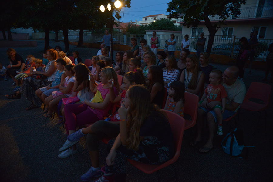 Ružno pače u izvedbi Dragon Teatra Ružno pače u izvedbi Dragon Teatra