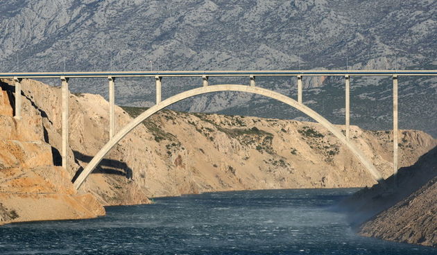 Zadar, 250112.
Zbog olujne bure za sav je promet zatvorena autocesta A1, izmedju cvorova Sveti Rok i Posedarje, drzavna cesta D54 Maslenica – Zaton Obrovacki i Paski most. 
Na slici: Maslenicki most.
Foto: Andrija Lucic / CROPIX