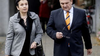 Varazdin, 041211.
Parlamentarni izbori 2011.
Izborno mjesto broj 4 u Varazdinu.
Na slici: Radimir Cacic sa suprugom Marijom.
Foto: Zeljko Hajdinjak / CROPIX