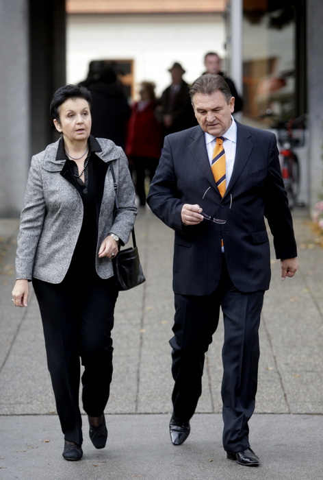 Varazdin, 041211.
Parlamentarni izbori 2011.
Izborno mjesto broj 4 u Varazdinu.
Na slici: Radimir Cacic sa suprugom Marijom.
Foto: Zeljko Hajdinjak / CROPIX