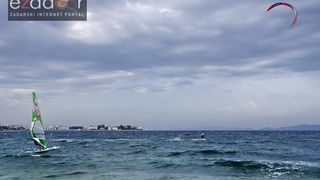 Guštanje surfera u jakom jugu Guštanje surfera u jakom jugu