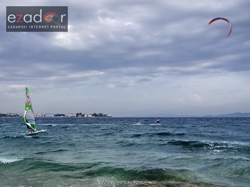 Guštanje surfera u jakom jugu Guštanje surfera u jakom jugu