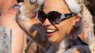 Zrce, Novalja 290710.
Aquarius pjena party srpanj 2010. – Jedan od zastitnih znakova Aquariusa na Zrcu je pjena party. Svakog dana na after beach partyjima on starta u 17.00 te se ponovi jos nekoliko puta. Ove godine Aquarius ima i dodatni top koji baca p Zrce, Novalja 290710.
Aquarius pjena party srpanj 2010. – Jedan od zastitnih znakova Aquariusa na Zrcu je pjena party. Svakog dana na after beach partyjima on starta u 17.00 te se ponovi jos nekoliko puta. Ove godine Aquarius ima i dodatni top koji baca p