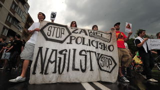 Skopje, 080611.
Veceras je u Skopju odrzan prosvjed protiv policijskog nasilja. Povod je ubojstvo 22-godisnjeg Martina Neshkovskog kojeg je u nedjelju navecer na trgu kada se slavila pobjeda nakon izbora, do smrti pretukao Igor Spasov, pripadnik makedons Skopje, 080611.
Veceras je u Skopju odrzan prosvjed protiv policijskog nasilja. Povod je ubojstvo 22-godisnjeg Martina Neshkovskog kojeg je u nedjelju navecer na trgu kada se slavila pobjeda nakon izbora, do smrti pretukao Igor Spasov, pripadnik makedons