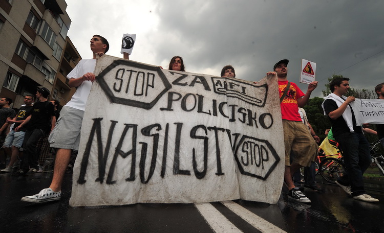 Skopje, 080611.
Veceras je u Skopju odrzan prosvjed protiv policijskog nasilja. Povod je ubojstvo 22-godisnjeg Martina Neshkovskog kojeg je u nedjelju navecer na trgu kada se slavila pobjeda nakon izbora, do smrti pretukao Igor Spasov, pripadnik makedons Skopje, 080611.
Veceras je u Skopju odrzan prosvjed protiv policijskog nasilja. Povod je ubojstvo 22-godisnjeg Martina Neshkovskog kojeg je u nedjelju navecer na trgu kada se slavila pobjeda nakon izbora, do smrti pretukao Igor Spasov, pripadnik makedons