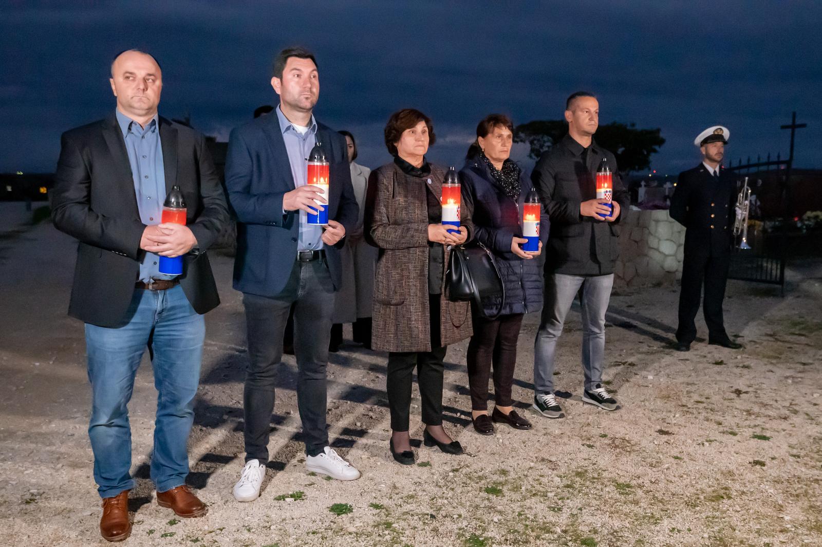 Andrej Plenković obilježio Dan sjećanja u Škabrnji Andrej Plenković obilježio Dan sjećanja u Škabrnji