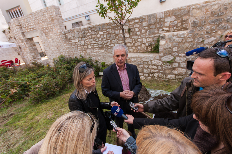 Župan Stipe Zrilić posadio trešnju u dvorištu nove zgrade KLZ-a, foto: Darko Belančić Župan Stipe Zrilić posadio trešnju u dvorištu nove zgrade KLZ-a, foto: Darko Belančić