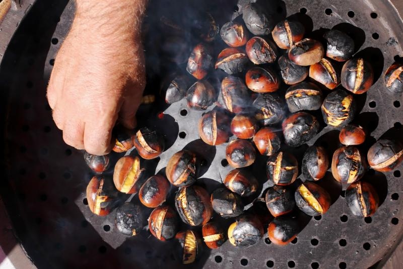 Kestenjari su započeli s ovogodisnjom sezonom prodaje pecenih kestena. Photo: Tomislav Miletic/PIXSELL