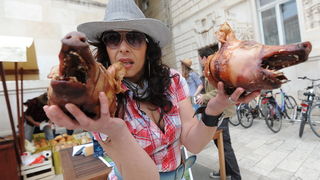 Zadar, 270413
Jos jedan predizborni performans Enia Mestrovica. Ovaj put je na Narodnom trgu glasove “kupovao” porcijama svinjetine.
Na fotografiji: detalj s dogadjaja.
Foto: Luka Gerlanc / CROPIX Zadar, 270413
Jos jedan predizborni performans Enia Mestrovica. Ovaj put je na Narodnom trgu glasove “kupovao” porcijama svinjetine.
Na fotografiji: detalj s dogadjaja.
Foto: Luka Gerlanc / CROPIX