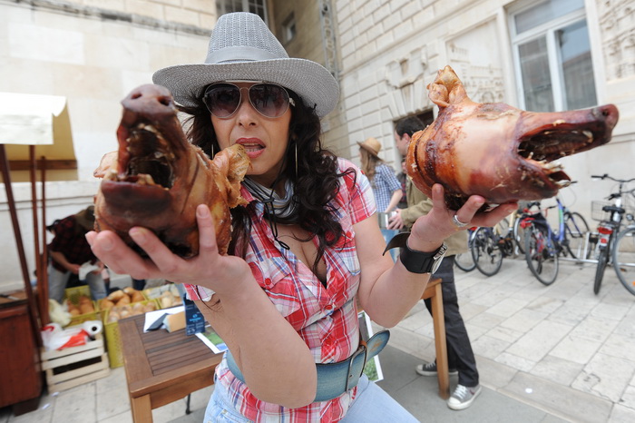 Zadar, 270413
Jos jedan predizborni performans Enia Mestrovica. Ovaj put je na Narodnom trgu glasove “kupovao” porcijama svinjetine.
Na fotografiji: detalj s dogadjaja.
Foto: Luka Gerlanc / CROPIX Zadar, 270413
Jos jedan predizborni performans Enia Mestrovica. Ovaj put je na Narodnom trgu glasove “kupovao” porcijama svinjetine.
Na fotografiji: detalj s dogadjaja.
Foto: Luka Gerlanc / CROPIX
