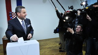 Zagreb, 100110
Izborno mjesto u Njegosevoj ulici.
Drugi krug predsjednickih izbora 2010. u kojem gradjani biraju izmedju Ive Josipovica i Milana Bandica.
Na slici: Milan Bandic
Foto: Boris Kovacev / CROPIX