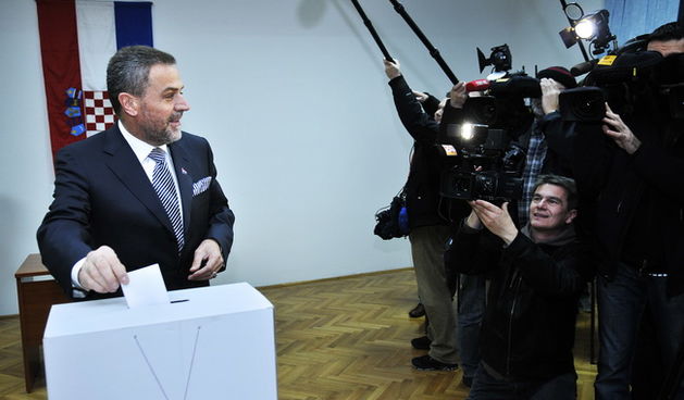 Zagreb, 100110
Izborno mjesto u Njegosevoj ulici.
Drugi krug predsjednickih izbora 2010. u kojem gradjani biraju izmedju Ive Josipovica i Milana Bandica.
Na slici: Milan Bandic
Foto: Boris Kovacev / CROPIX