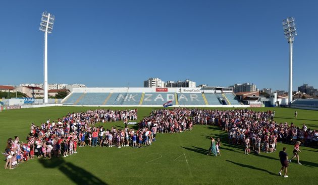 Šime Strikoman i nekoliko stotina Zadrana u Stanovima snimili milenijsku fotografiju u podrške Vatrenima