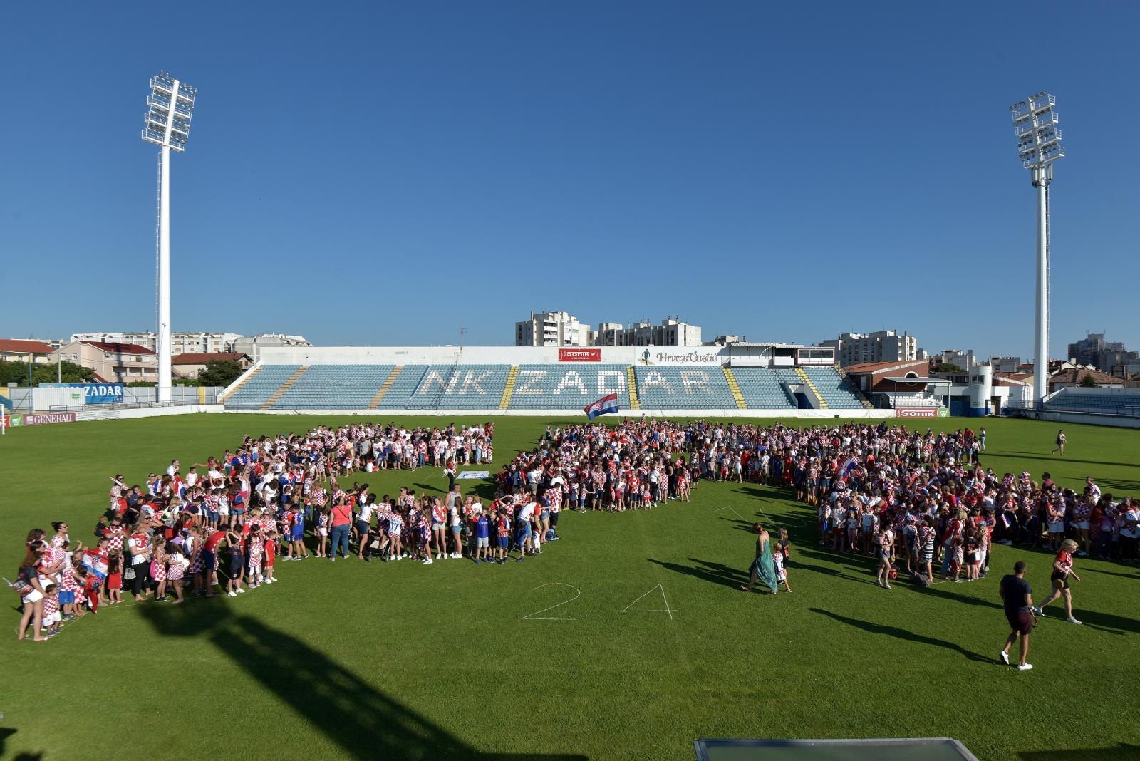 Šime Strikoman i nekoliko stotina Zadrana u Stanovima snimili milenijsku fotografiju u podrške Vatrenima Šime Strikoman i nekoliko stotina Zadrana u Stanovima snimili milenijsku fotografiju u podrške Vatrenima