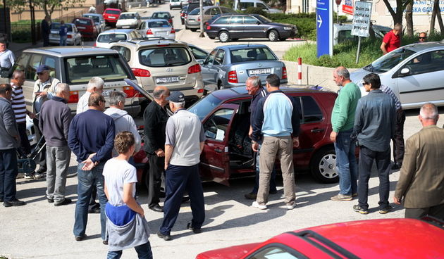 Zadar, 280413. 
Varazdinska ulica. Ispred zgrade bivse Mehanizacije, svake nedjelje odrzava se tzv. sajam automobila, koji i nema nikakvo sluzbeno ime. Veliki broj nasih sugradjana posjetilo je sajam i ove nedjelje. 
Na fotografiji detalj sa sajma.
Foto: