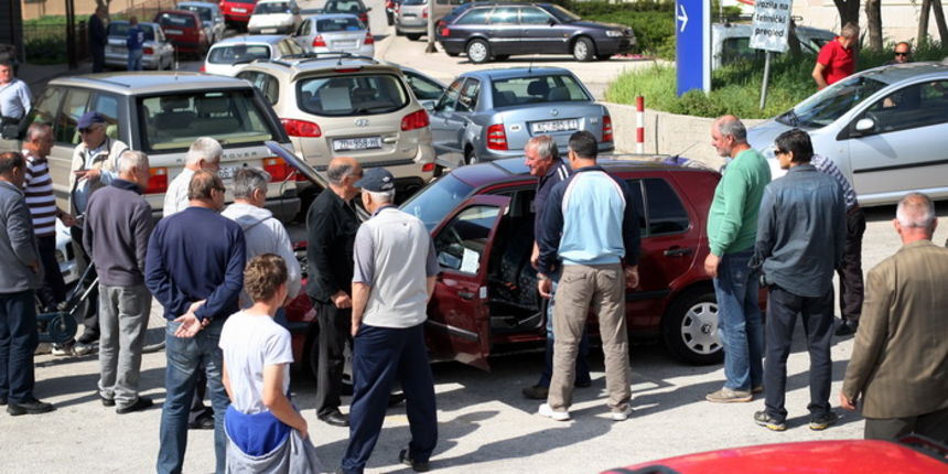 Zadar, 280413. 
Varazdinska ulica. Ispred zgrade bivse Mehanizacije, svake nedjelje odrzava se tzv. sajam automobila, koji i nema nikakvo sluzbeno ime. Veliki broj nasih sugradjana posjetilo je sajam i ove nedjelje. 
Na fotografiji detalj sa sajma.
Foto:
