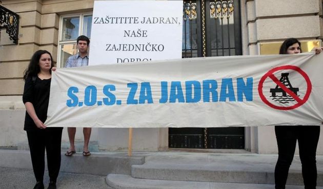 Aktivisti Zelene akcije prosvjedovali su ispred Hrvatskog sabora protiv eksploatacije ugljikovodika u Jadranu. Photo: Patrik Macek/PIXSELL