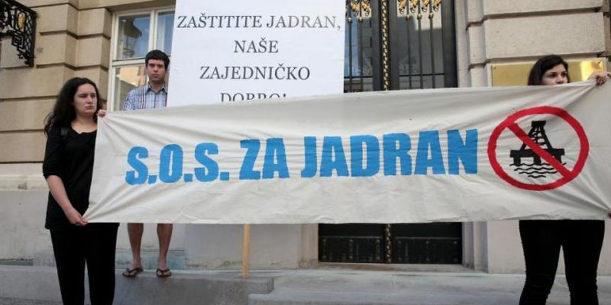 Aktivisti Zelene akcije prosvjedovali su ispred Hrvatskog sabora protiv eksploatacije ugljikovodika u Jadranu. Photo: Patrik Macek/PIXSELL