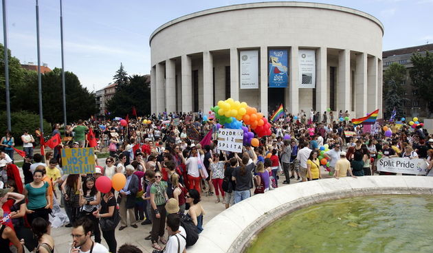 Zagreb, 180611.
Na Trgu zrtava fasizma poceo je “Zagreb Pride 2011”. 
Tema ovogodisnje Povorke ponosa Zagreb Pridea je “Nasih prvih deset”, kojom se zeli zatvoriti prvo desetljece borbe za LGBT prava u Hrvatskoj. Povorka sa Trga zrtava fasizma krece prema