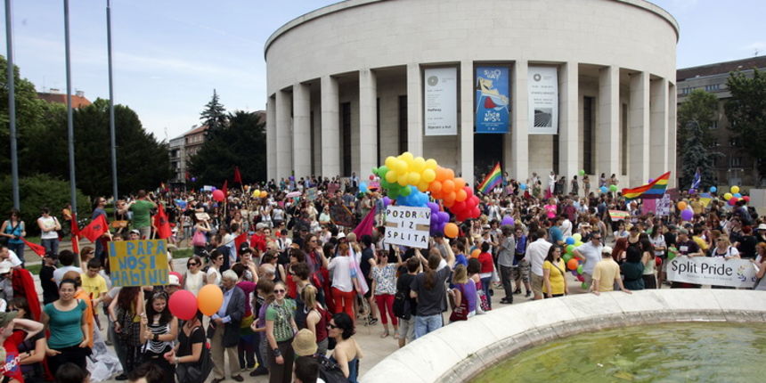 Zagreb, 180611.
Na Trgu zrtava fasizma poceo je “Zagreb Pride 2011”.
Tema ovogodisnje Povorke ponosa Zagreb Pridea je “Nasih prvih deset”, kojom se zeli zatvoriti prvo desetljece borbe za LGBT prava u Hrvatskoj. Povorka sa Trga zrtava fasizma krece prema Zagreb, 180611.
Na Trgu zrtava fasizma poceo je “Zagreb Pride 2011”.
Tema ovogodisnje Povorke ponosa Zagreb Pridea je “Nasih prvih deset”, kojom se zeli zatvoriti prvo desetljece borbe za LGBT prava u Hrvatskoj. Povorka sa Trga zrtava fasizma krece prema